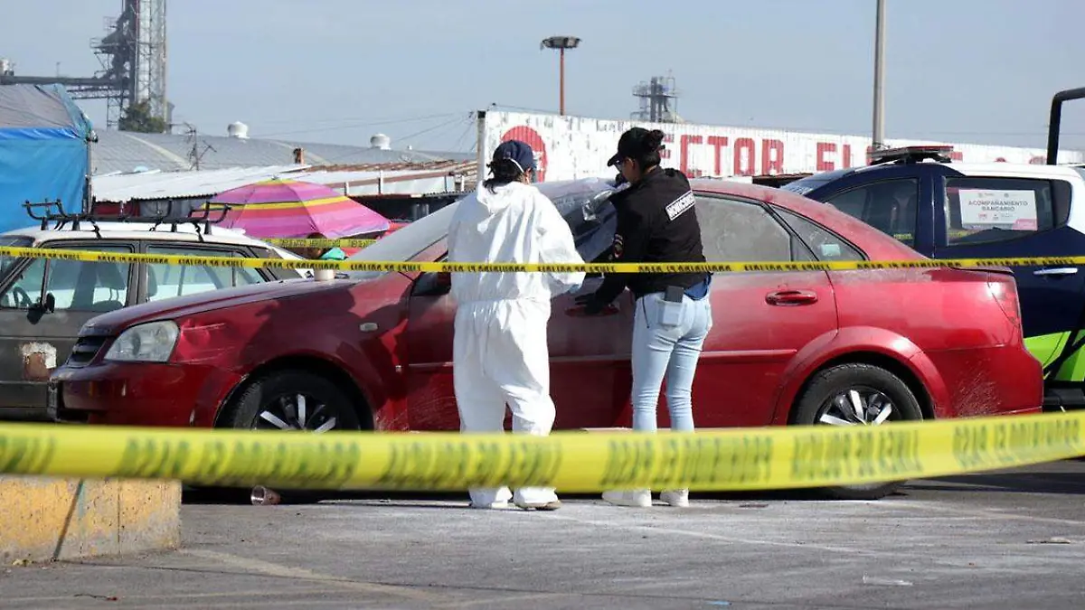 El cadáver de un hombre fue hallado dentro de la cajuela de un automóvil abandonado en el estacionamiento del Mercado Hidalgo